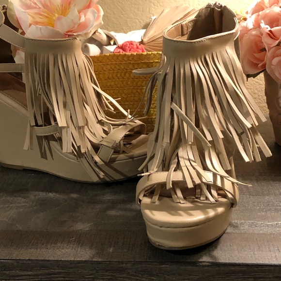 Fantastic fun 4 inch leather fringe wedges - Picture 2 of 6